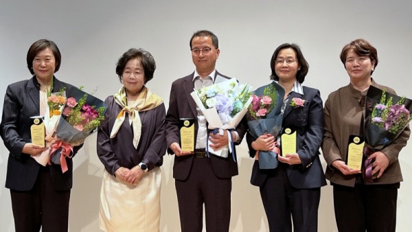 (사진자료1)+올해의+박물관·미술관상+수상_강명호+경기도자박물관장(가운데).jpg