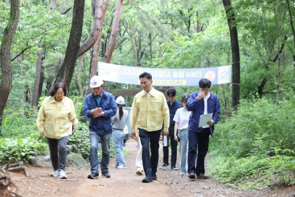 이계삼 안양시장 권한대행(부시장)과 시 관계자, 안전관리자문단 등이 28일 오후 2시경 관악산산림욕장에서 유아숲체험원으로 이동하며 안전점검 상황을 보고받고 있다.jpg